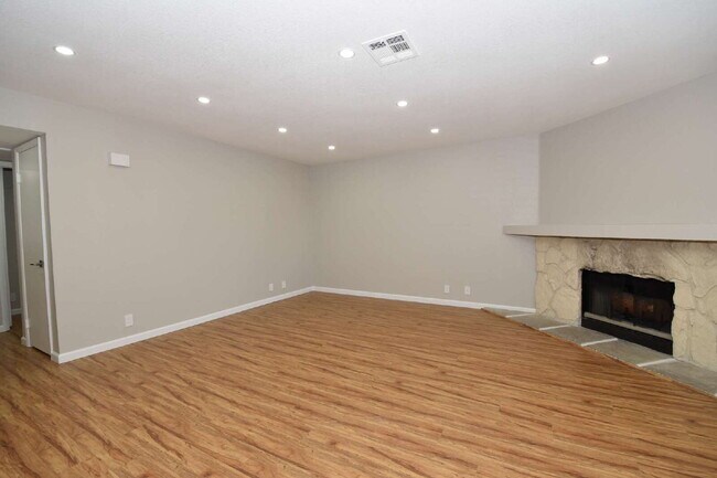 Building Photo - Stunning 2-Bedroom Condo 2nd Floor at The Lakes!