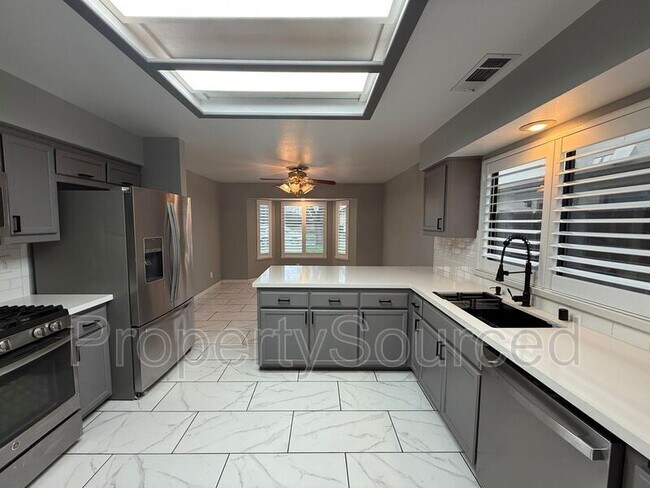 Building Photo - 428 Phoenix Ave