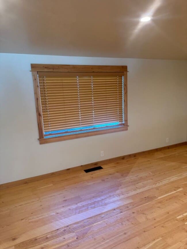 Building Photo - Beautifully upgraded 3 BR 2Ba with W/D and Shop/Garage in back.