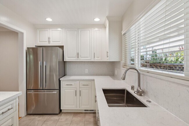 Building Photo - Luxury Apartment Available in gated Community downtown Palo Alto!