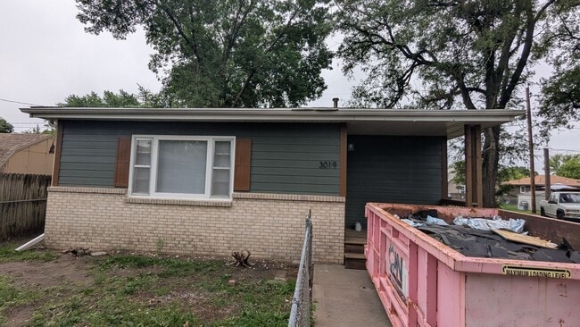 Building Photo - Everything updated in this 2-bedroom home!