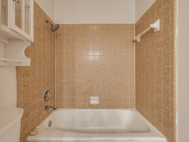 Building Photo - Move in discount / $800 first month rent