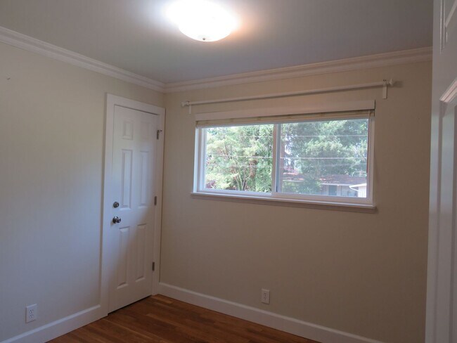 Building Photo - Bellevue Robinswood Mid Century 4bed/3bath Tri-Level $3800.00