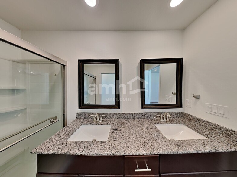 Building Photo - 647 W Hackamore Ave