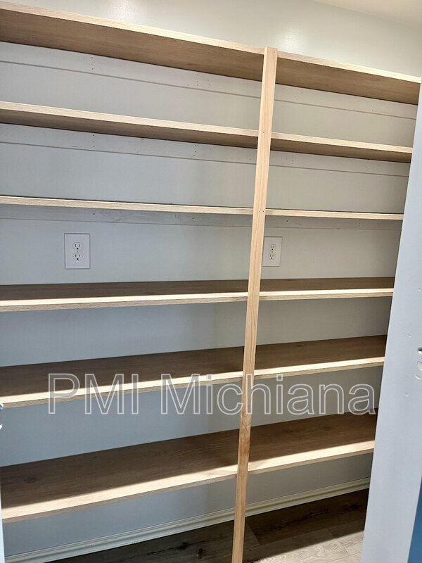 Building Photo - 19901 Oakdale Ave