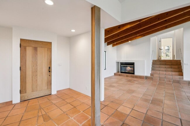 Building Photo - Charming 4BR Home Available in Private Portola Valley Cul de Sac