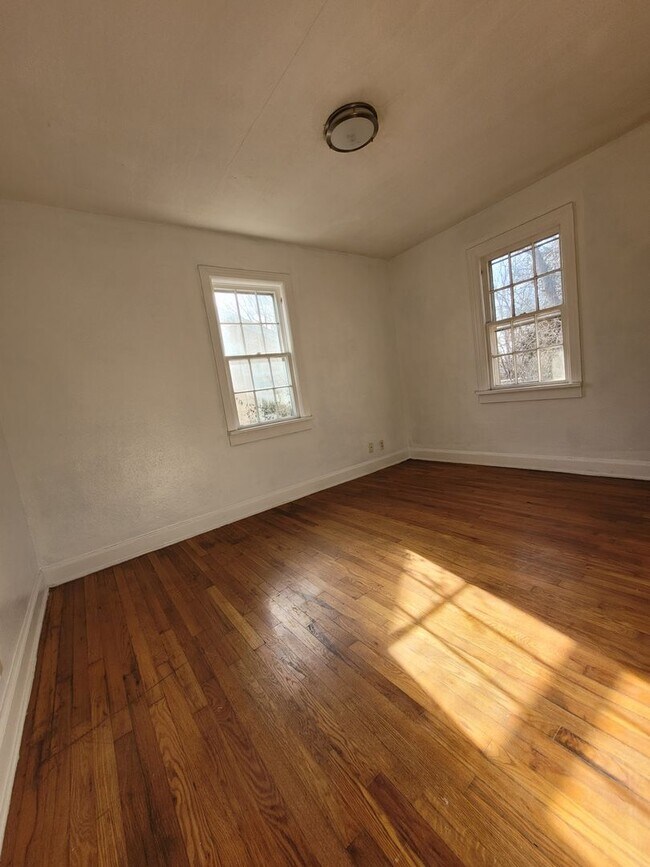 Building Photo - 2 Bedroom 1 Bathroom House with a Fenced-in Yard!