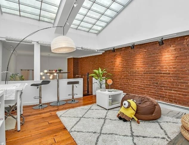 Building Photo - 212 9th St