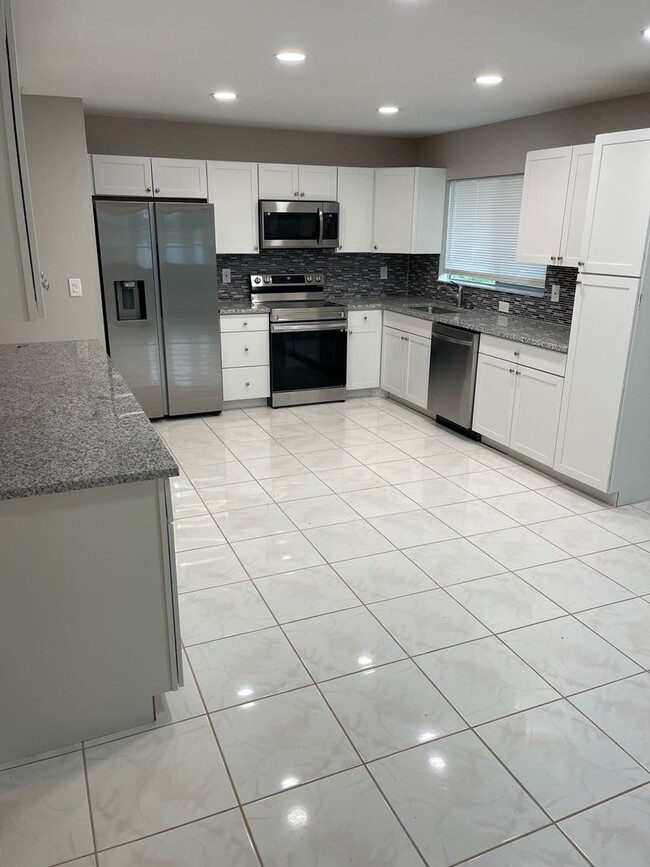 Building Photo - Annual Unfurnished Renovated Single-family Home near Mckibben Park!