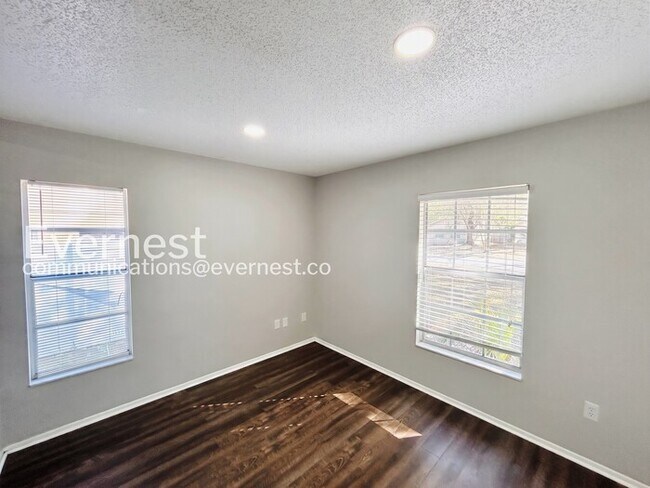 Building Photo - 3 Bed, 2 Bath Home with Fenced Yard / Pet-Friendly / Vouchers Accepted / Available Now!