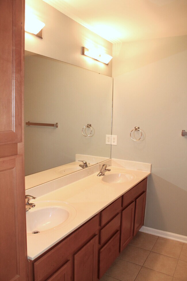 Building Photo - 625 Raphael Place