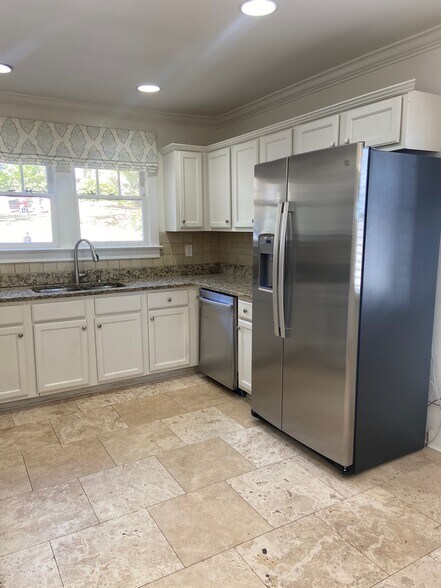 Building Photo - 907 Irving Rd