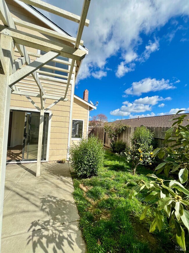 Building Photo - 111 Thresher Dr