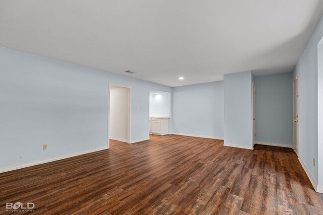 Building Photo - 421 Stratmore Dr