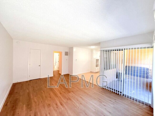 Building Photo - 853 W Beach Ave
