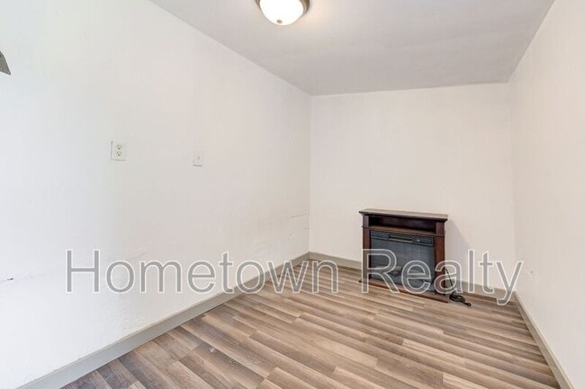 Building Photo - 306 N Hoff Ave