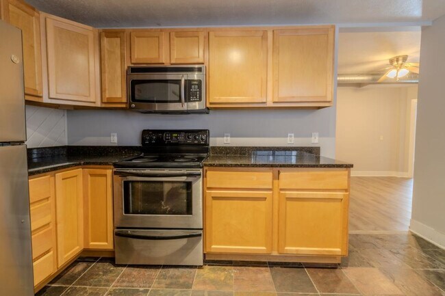 Building Photo - 933 E Front St