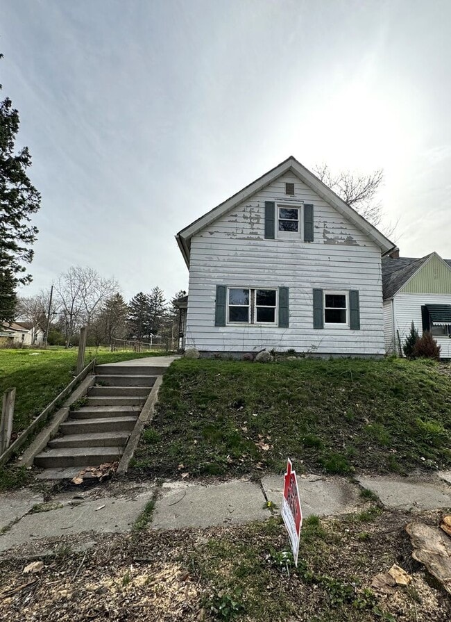 Building Photo - 2002 Catalpa St