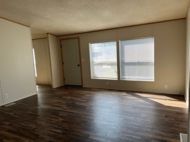 Building Photo - 3 bedroom 2 bathroom Modular Home in Babcock Vista!