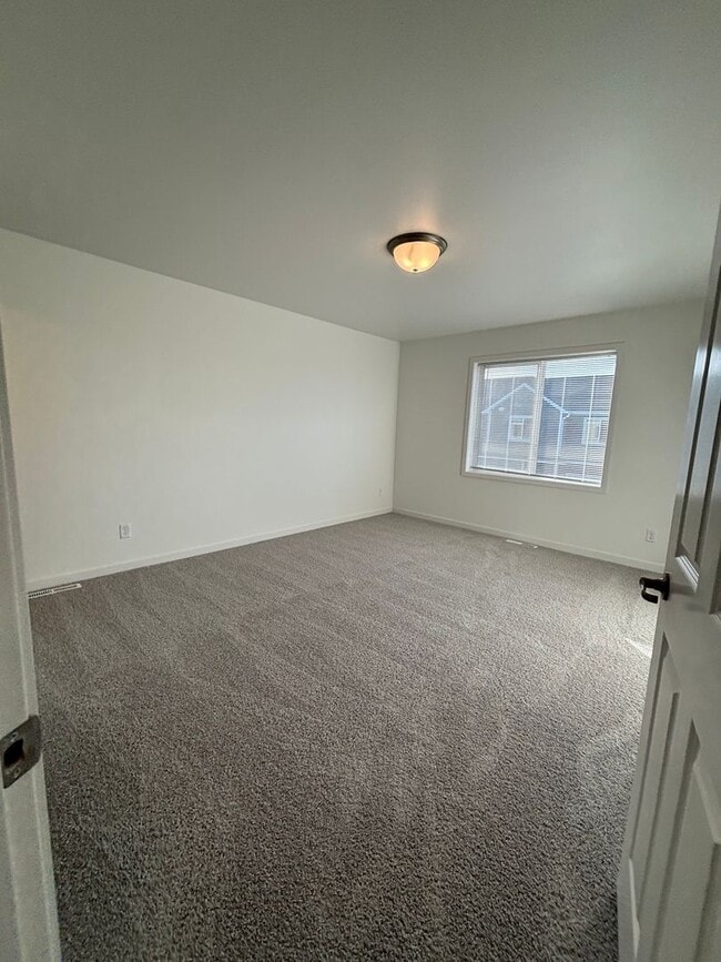 Building Photo - 3 Bedroom 3 Bathroom Townhomes