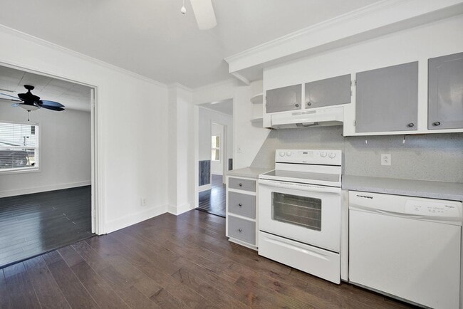Building Photo - Wonderful Three Bed Two Bath Home in Stanf...
