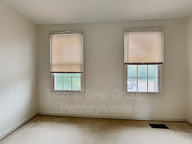 Building Photo - 114 Castle View Dr