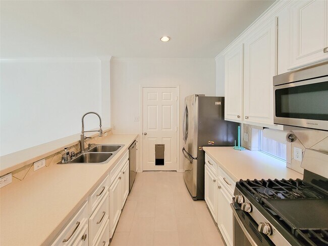 Building Photo - 75 Dennis St