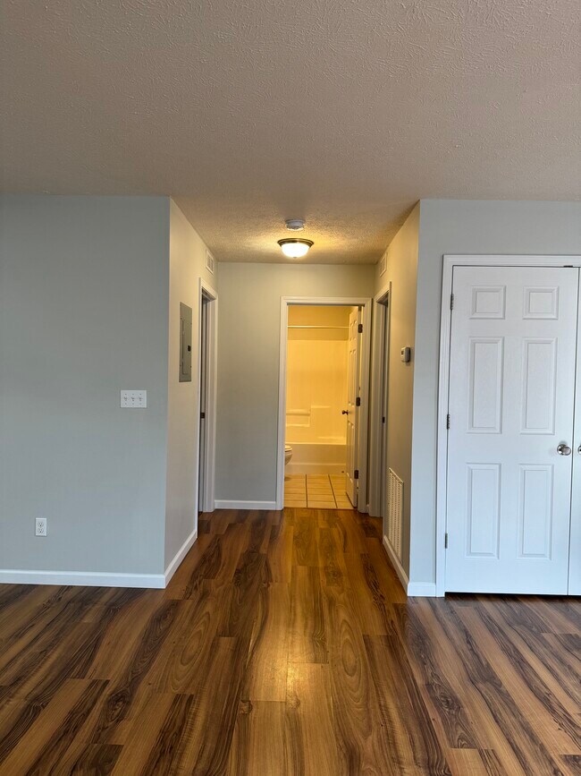 Building Photo - 143 School Side Dr