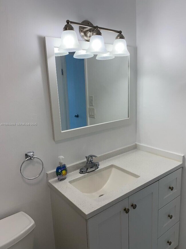 Building Photo - 400 Kings Point Dr