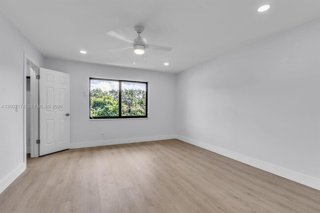 Building Photo - 8535 Casa Del Lago