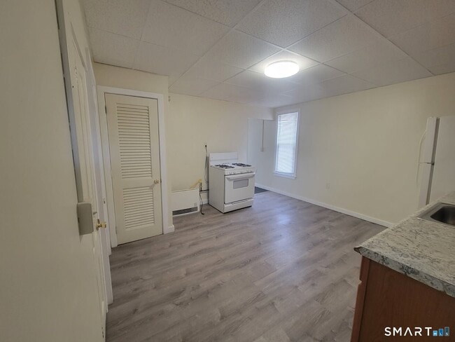 Building Photo - 20 Lounsbury Ave