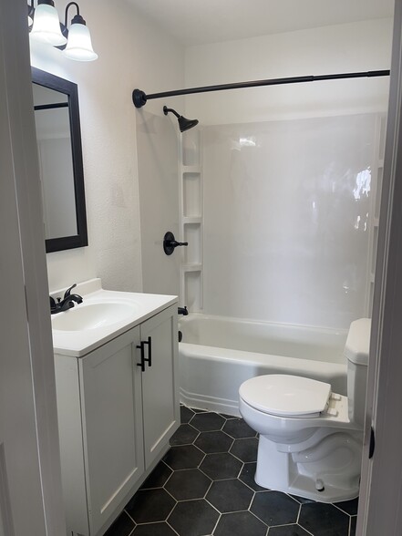 Full bathroom - 1233 N Spanish St
