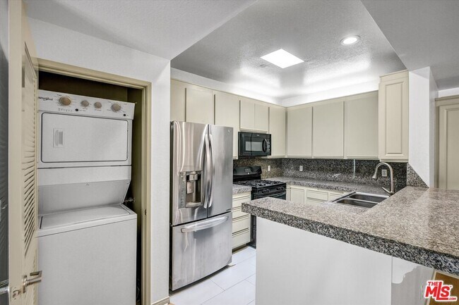 Building Photo - 2222 Beachwood Dr