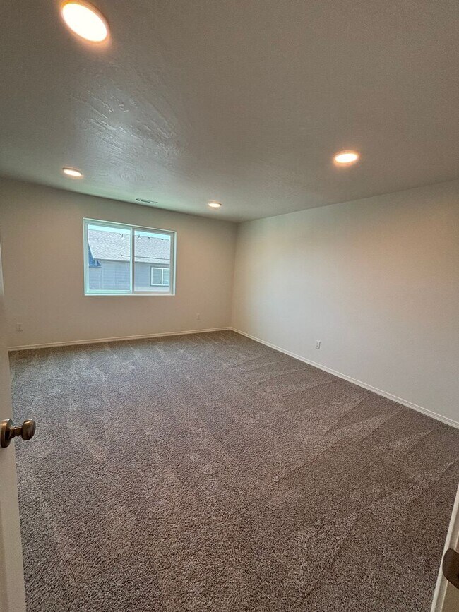 Building Photo - Newly Built Townhome!