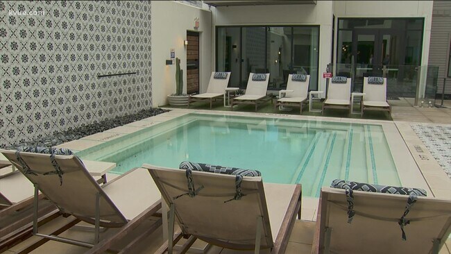 Building Photo - 1610 E 6th St