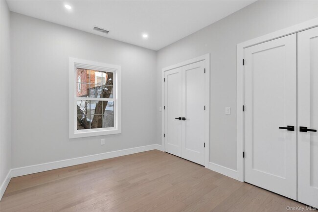 Building Photo - 10 Market St