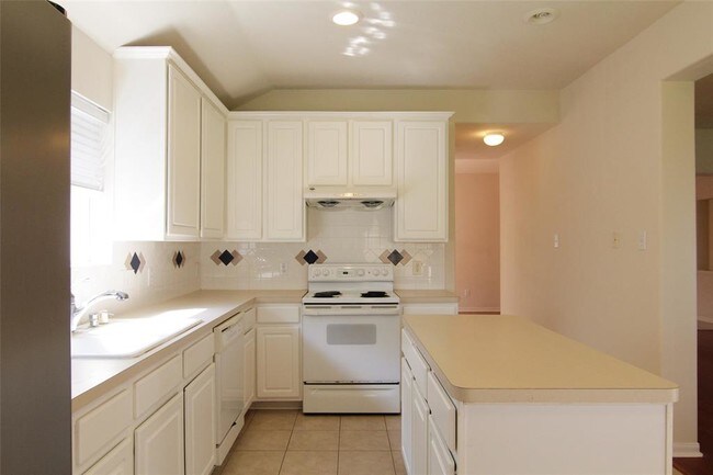 Building Photo - 3231 Stratford Pointe Dr