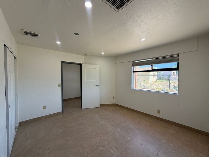 Building Photo - 1741 N 6th Ave