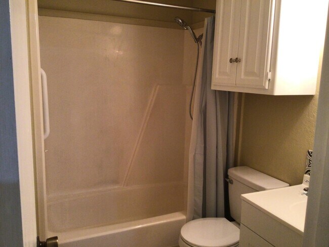 Building Photo - 2410 Lakeview Ln