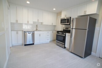 Building Photo - 425 Newport Ave