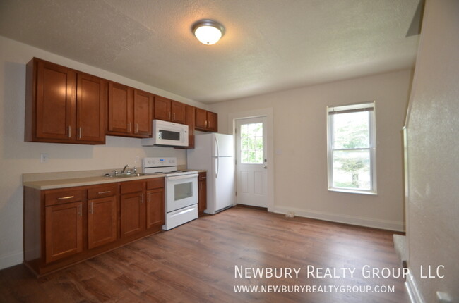 Building Photo - Charming Two-Bedroom Townhouse-Style Apart...