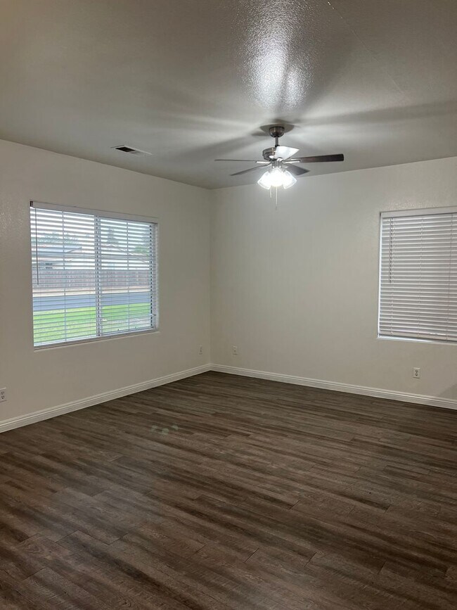 Building Photo - 1548 N Valencia Ct