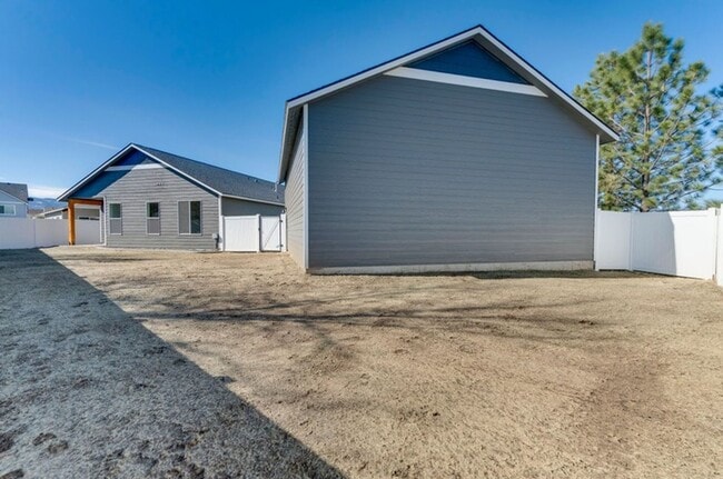 Building Photo - Newer Construction with 28X36 Shop!