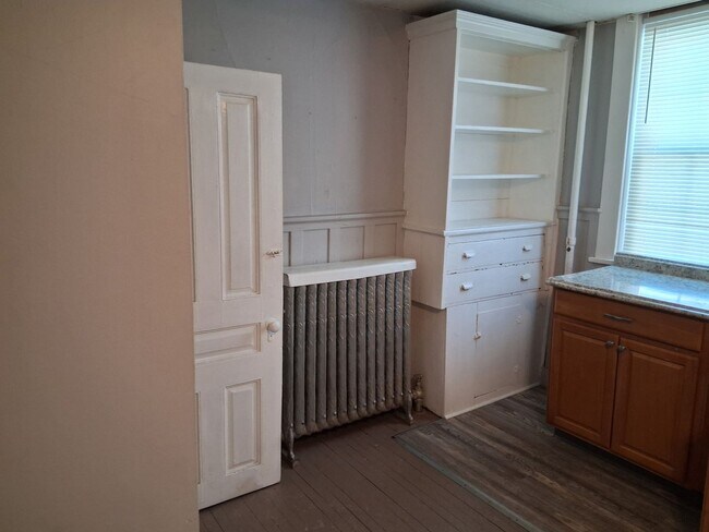 Building Photo - Compact Convenience: Efficiency Studio Next to Hospital, Utilities Included