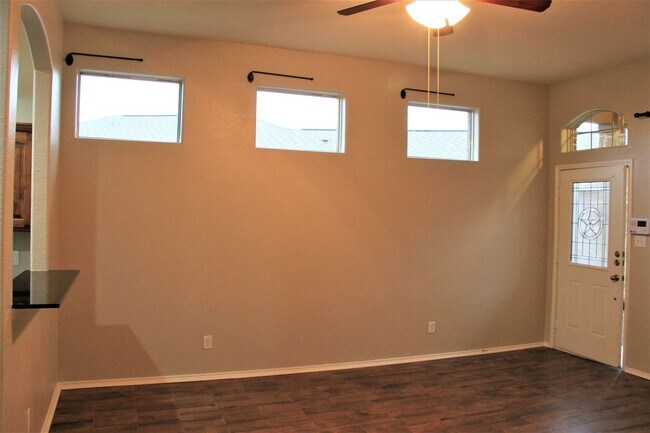 Building Photo - Beautiful Home in Twin Mills close to Bail...