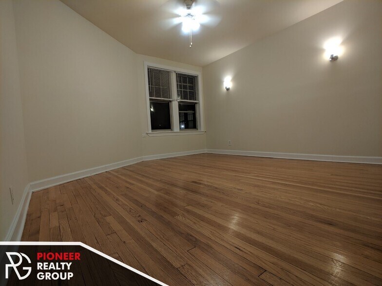 Building Photo - 533 W Aldine Ave