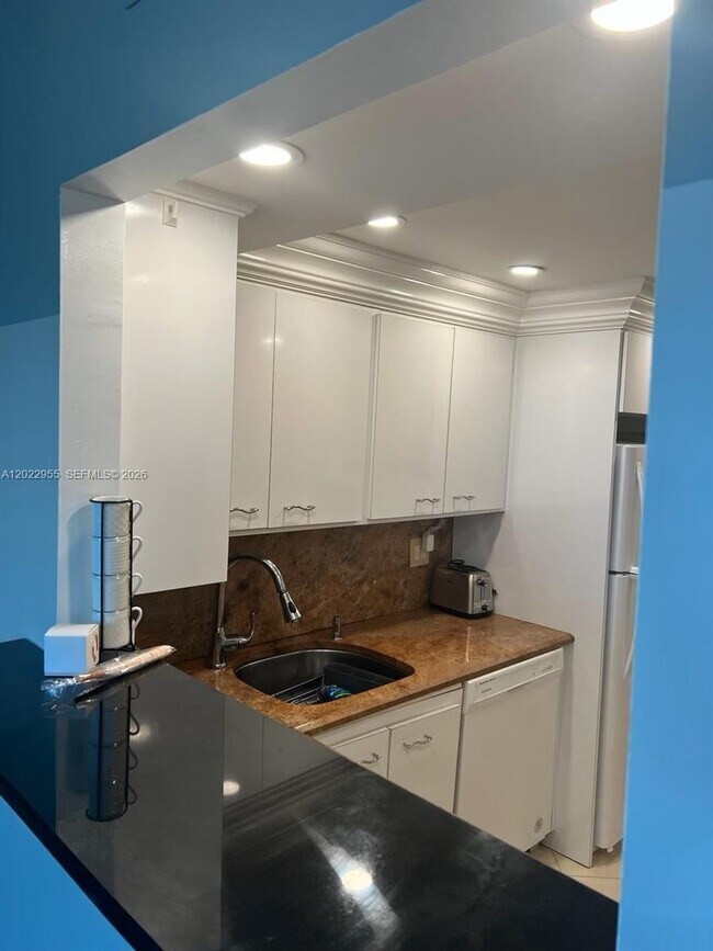 Building Photo - 2017 S Ocean Dr