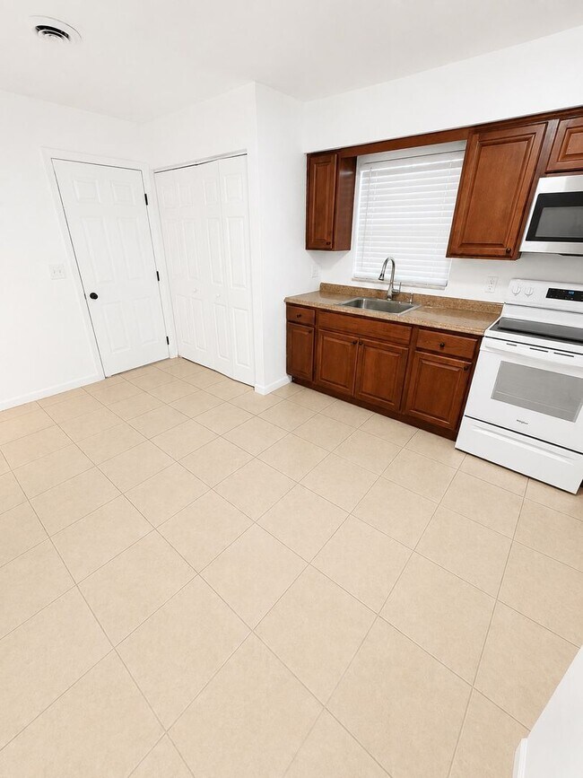 Building Photo - 1712 NE 71st Pl