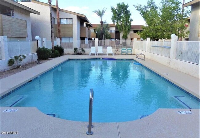 Building Photo - Gorgeous 2 bedroom, 2 bathroom second floo...