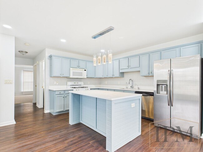 Building Photo - Beautiful 3 Bedroom End Unit in Highly Des...